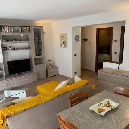 Spazioso In Via Valtellina Apartamento